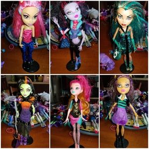 6 Monster High Dolls